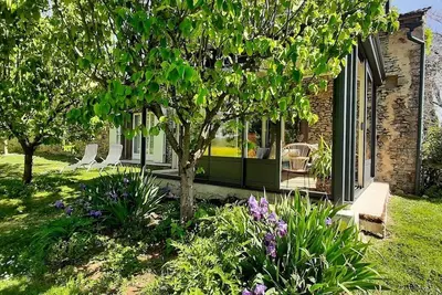 Image de Elégante maison en pierre en pleine campagne avec piscine