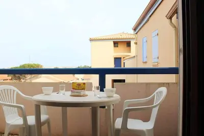 Image de Studio mezzanine climatisé proche plage, 4 couchages, balcon, Tv et cuisine équipée