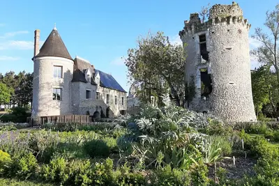 Image de Château médiéval avec piscine privée et jardin, animaux acceptés