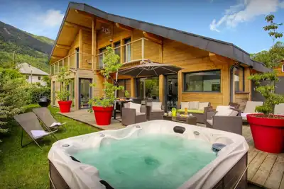Image de Chalet de Rollon - séjour alpin pour 9 avec jacuzzi & bureau - Ovo Network