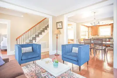 Image de Restez local à Savannah: la maison de vacances idéale pour la famille, cour privée