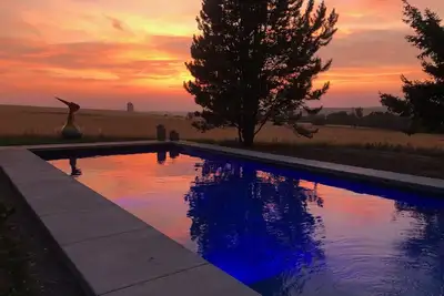 Couchers de soleil au bord de la piscine et domaine privé, à proximité de la ville