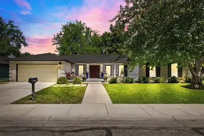 Image de Pottery Barn comme Charmer, près de tout!