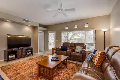 Image de Condo confortable avec piscine partagée, bain à remous et centre de fitness!