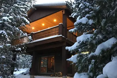 Image de Complètement rénové et fabuleux! Cabine de 3200 pieds carrés, à 10 minutes du parc national de Yellowstone.