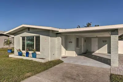 Image de Venice Home w / Fire Pit & Grill - 10 minutes de la plage!