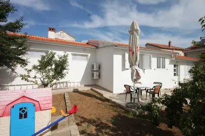Image de Appartement de trois chambres avec la terrasse et la vue sur le mer Preko, Ugljan (A-8232-e)