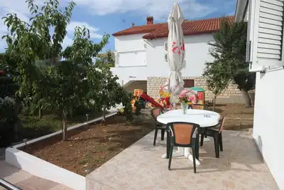 Image de Appartement d'une chambre avec la terrasse Preko, Ugljan (A-8232-b)