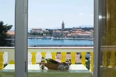 Image de Appartement de deux chambres avec la terrasse et la vue sur le mer Banjol, Rab (A-5041-c)