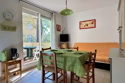 Image de Appartement 2 pièces avec terrasse et parking, à 80m de la plage, proche commerces, pour 4 pers.