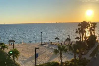 Image de Condo front de mer avec balcon sur la plage - Beachy Daze - Piscine chauffée