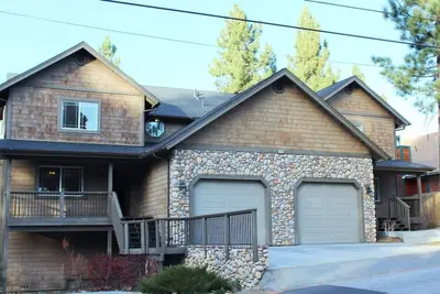 Image de 6 Chambres! Beau, mis à jour, Walk to To Snow Summit, Village and Lake!