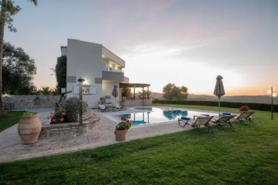 Image de Villa spacieuse et calme avec piscine privée, barbecue et vue imprenable!
