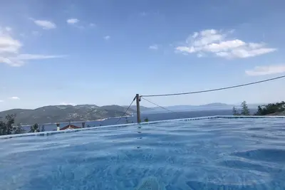 Image de Neuf, avec piscine à débordement