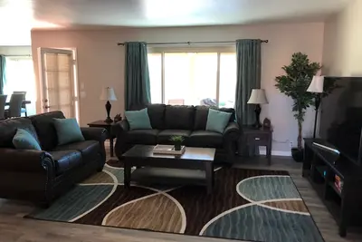 Image de Comme Neuf! ! ! maison entièrement rénovée dans le village de Westbrook avec cour privée clôturée.