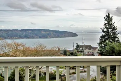 Image de Puget Sound / Mt Rainier View House; 3br 2. 5ba w / plage privée et bateau de lancement / Dock