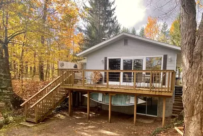 Image de Betsie River Cabin - à quelques minutes de Crystal Mountain Spa & Resort, Hot Tub, Canoe