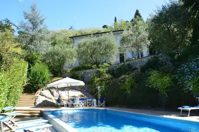 Image de Villa sur les collines avec piscine, parking et vue sur la mer. Confidentialité extrême La Casina