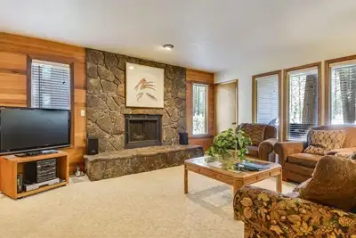 Image de The Ridge at Sunriver - Condo # 9 - Accès fourni à S. H. A. R. C. Parc aquatique. Seuls les condos à côté de S. H. A. R. C. Deux minutes à pied de S. H. A. R. C. Établissement. Piscine privée Hoa et bain à remous toute l'année aussi! Comprend 4 vélos.