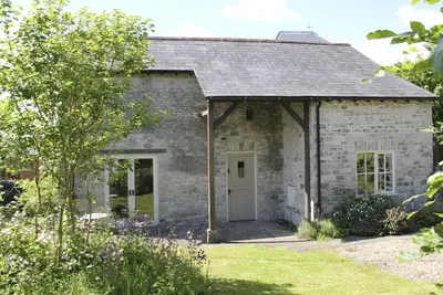 Image de Coach House dans le pittoresque village de Mere