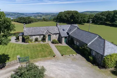 Image de Situé sur le domaine Bodnant, Ty Newydd peut accueillir jusqu'à 8 personnes plus un lit de voyage dans quatre chambres.