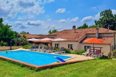 Image de Mas de caractère avec piscine 12/6 pour 12 personnes 5 ch