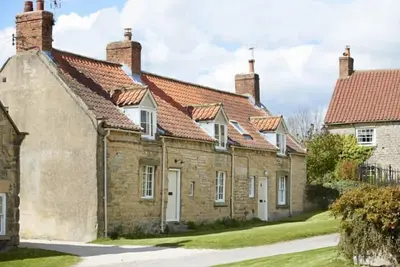 Image de L'intérieur rénové du cottage du bibliothécaire dispose de deux poêles à bois avec poutres apparentes