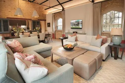 Image de Situé dans le domaine de Burghley, l'établissement The Dairy propose un hébergement de luxe pouvant accueillir jusqu'à 20 personnes.