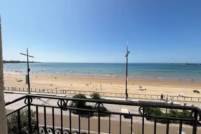 Image de Appartement T4 face mer, proche commerces, 2 balcons, cuisine équipée, 2ème étage sans ascenseur