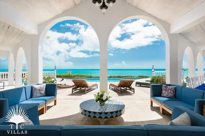 Image de Conched Out 7br Villa en bord de mer sur la plage de Long Bay avec terrasse de la piscine spacieuse