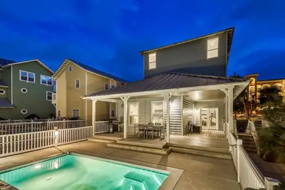 Image de Reunion House: Juste rénové! <1 min �� pied! Vues! Service de plage! Superbes vues!