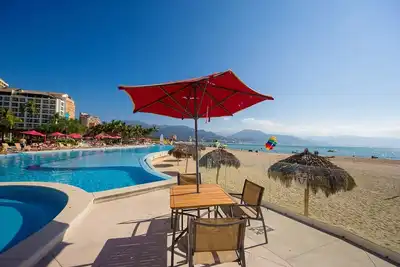 Image de Salon sur votre propre terrasse privée, vue sur l'océan, 2 salles de bains, piscine, gymnase