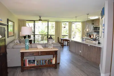 Image de Condo avec vue sur la mer et la piscine, idéal pour une famille