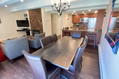 Image de Rez-de-chauss��e 2br avec 4 lits- Total Remodel - Sortie à la piscine