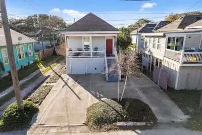 Image de Victorien récemment restauré près de la plage et de la jetée de plaisance