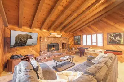Image de Alpine Woods Lodge: Luxury! Table de billard! Jacuzzi! Pont couvert! 4 Master Suites! Se connecter Caractéristiques!