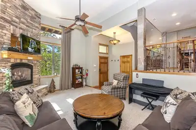 Image de Monterey Manor: Près de Bear Mtn! Slope Views! Spa! Ping pong! Garage Parking!