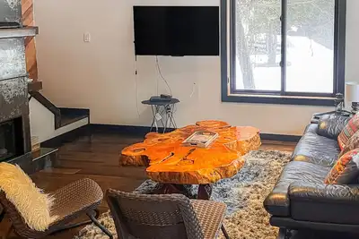 Image de Cabane élégante près du ruisseau et de la ville avec un confort moderne et un cadre paisible!