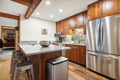 Image de Cozy Condo One Block Walk to Lift-Ski Back via la piste de ski 4 heures à la fin de la journée