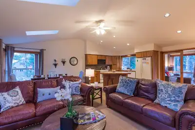 Image de Maison à plusieurs niveaux avec 3 chambres, bain à remous, tennis de table et baby-foot - Rage13