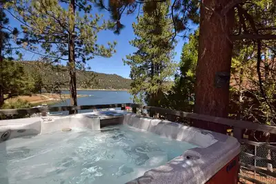 Image de Lakefront Cozy: Foyer au gaz! Quai pour bateaux! Bain à remous extérieur! Vues panoramiques! Un Barbecue!