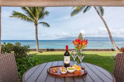 Image de Superbe nouvelle marque Totally Mise à jour. Vue incroyable. Direct front de mer.