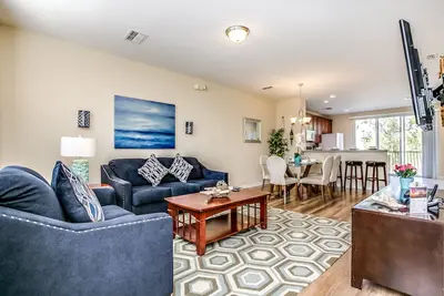 Image de Maison de ville à trois niveaux nouvellement meublée dans Vista Cay Resort