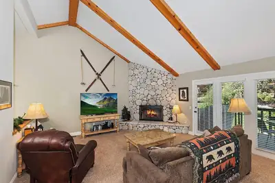 Image de Retraite Bear Meadows: Marchez jusqu'à Bear Mountain! Wifi! Un Barbecue! 2 Master Suites! L'Internet! Télévision par câble!