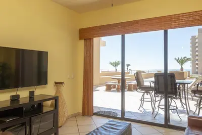 Image de Rez-de-chaussée, accès parfait à la piscine depuis le patio privé de Las Palomas
