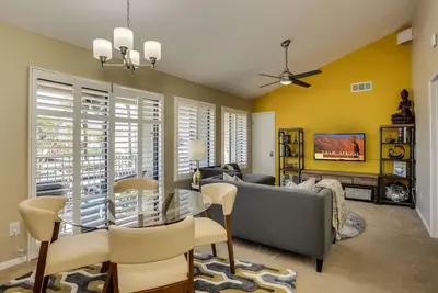 Image de The Yellow Groove - Marchez jusqu'au centre-ville de Palm Springs, au casino et au centre de conventions!