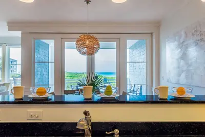Image de Accès exécutif à la maison! Vues sur le golfe et à quelques pas de la plage et de la piscine communautaire