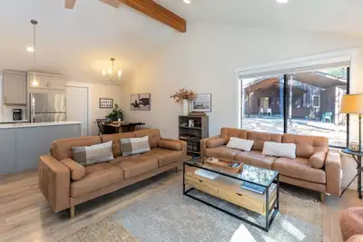 Image de Un seul niveau, une grande zone boisée derrière cette maison pour chien, spa - Quar08