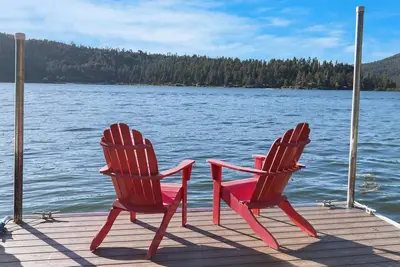 Image de Couchers de soleil au bord du lac: Une seule histoire! Lakefront! Lac et montagne! Vert! Jardin clos!