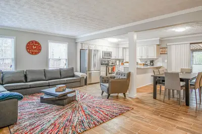 Image de AciousSpacious Home 15 miles du centre-ville d'Atl ✩Game Room ✩Dormit 15 friendly Animaux acceptés
